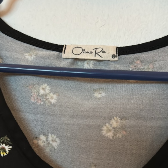 Olivia Rae Black Floral Crop Top - Picture 2 of 4